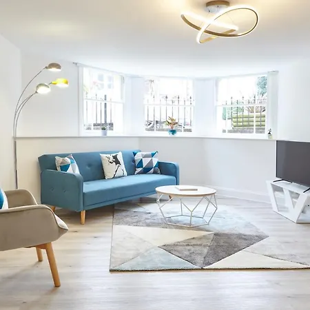 Stylish, Spacious Flat With Private Parking Apartment *