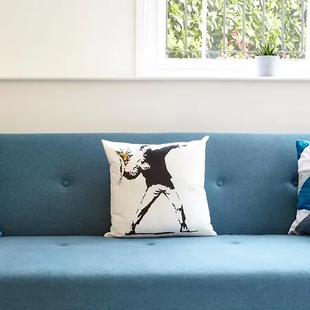 Stylish, Spacious Flat With Private Parking Bristol