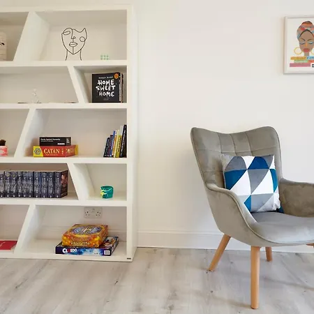 Stylish, Spacious Flat With Private Parking Apartment