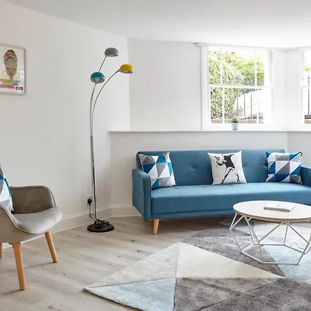 Apartment Stylish, Spacious Flat With Private Parking