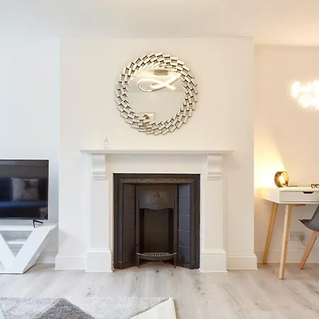 Stylish, Spacious Flat With Private Parking