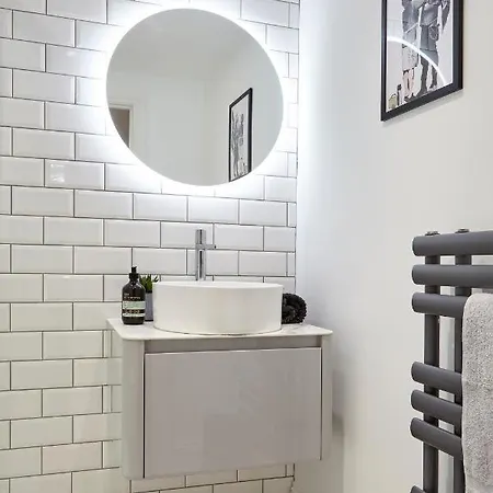 Stylish, Spacious Flat With Private Parking