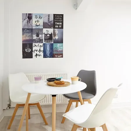 Stylish, Spacious Flat With Private Parking *