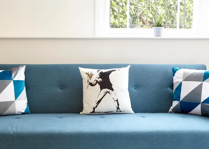 Stylish, Spacious Flat With Private Parking 布里斯托