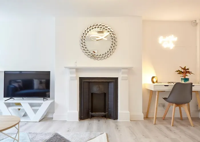 Stylish, Spacious Flat With Private Parking