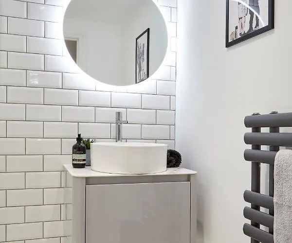 Stylish, Spacious Flat With Private Parking