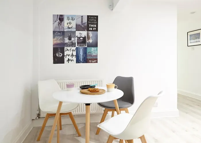 Stylish, Spacious Flat With Private Parking *