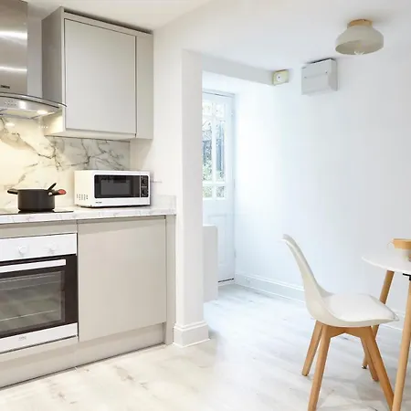 Stylish, Spacious Flat With Private Parking *