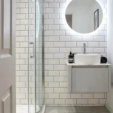 Lejlighed Stylish, Spacious Flat With Private Parking