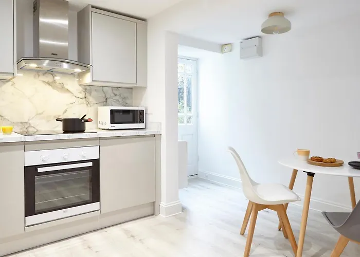 Stylish, Spacious Flat With Private Parking *