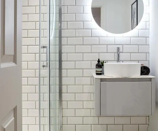 Apartment Stylish, Spacious Flat With Private Parking